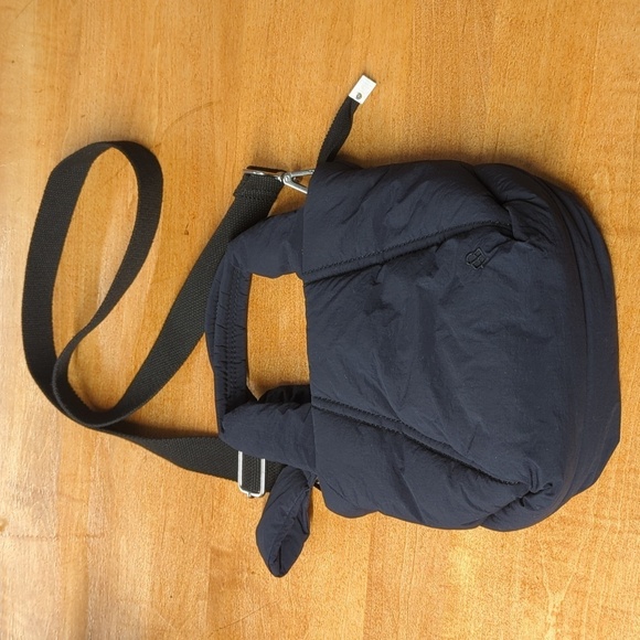 Street Level Hazel Mini Nylon Puffy Tote Rare Navy w Black Strap - Picture 3 of 10